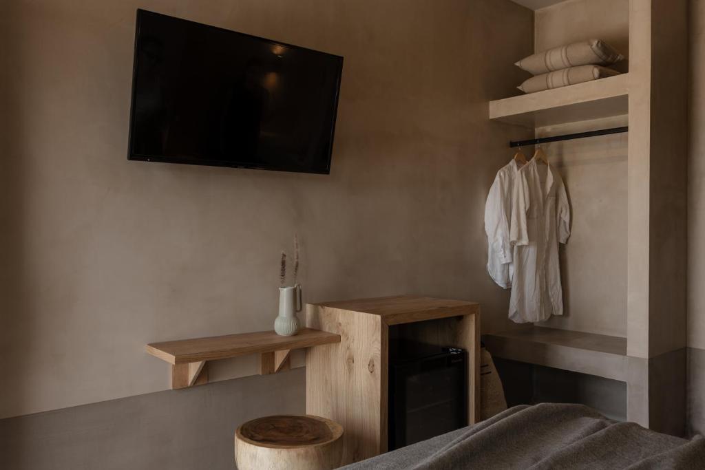 TV a/nebo společenská místnost v ubytování Momi Slow Living Hotel