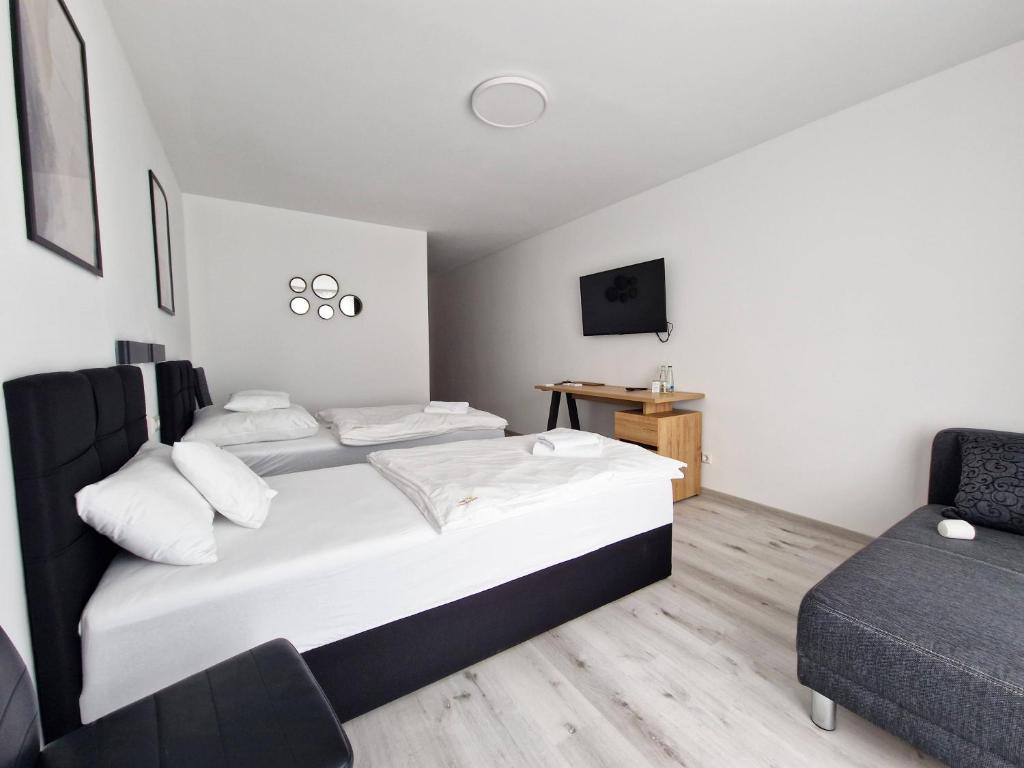 Postel nebo postele na pokoji v ubytování Hotel am Kurpark