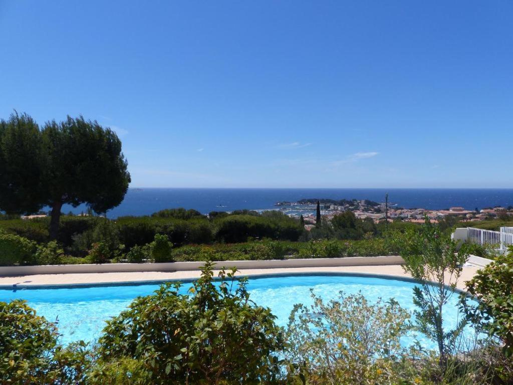 une piscine avec vue sur l'océan dans l'établissement T3 Bandol, à Bandol