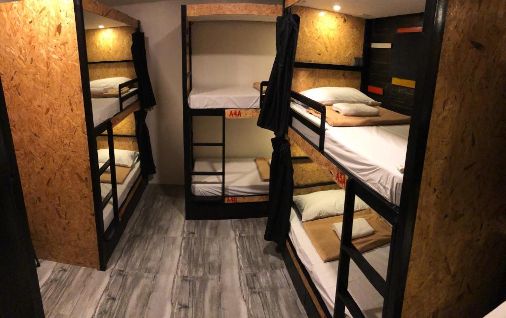 Postel nebo postele na pokoji v ubytování Cafe Moto Hostel