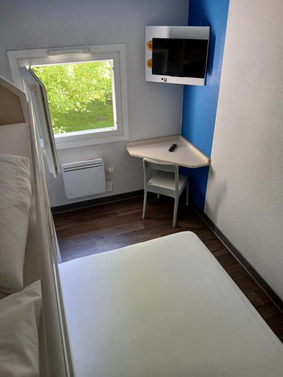Unisotel Valenciennes EX-hôtel F1 - 三人间 - 带共用浴室