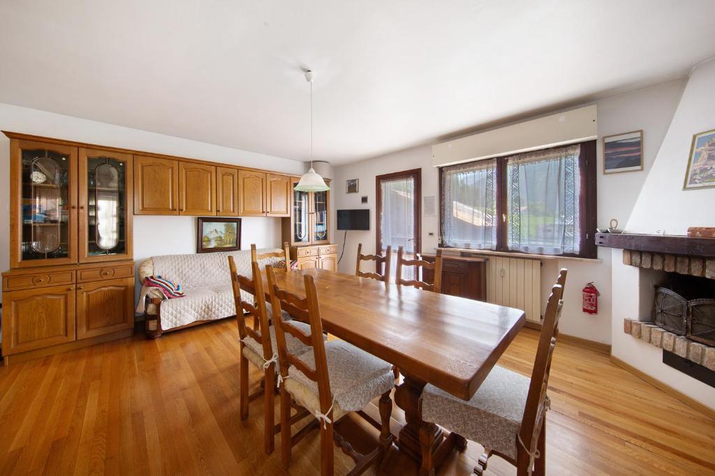 a kitchen and dining room with a table and chairs at Casa Gloria a Vinigo in Vinigo