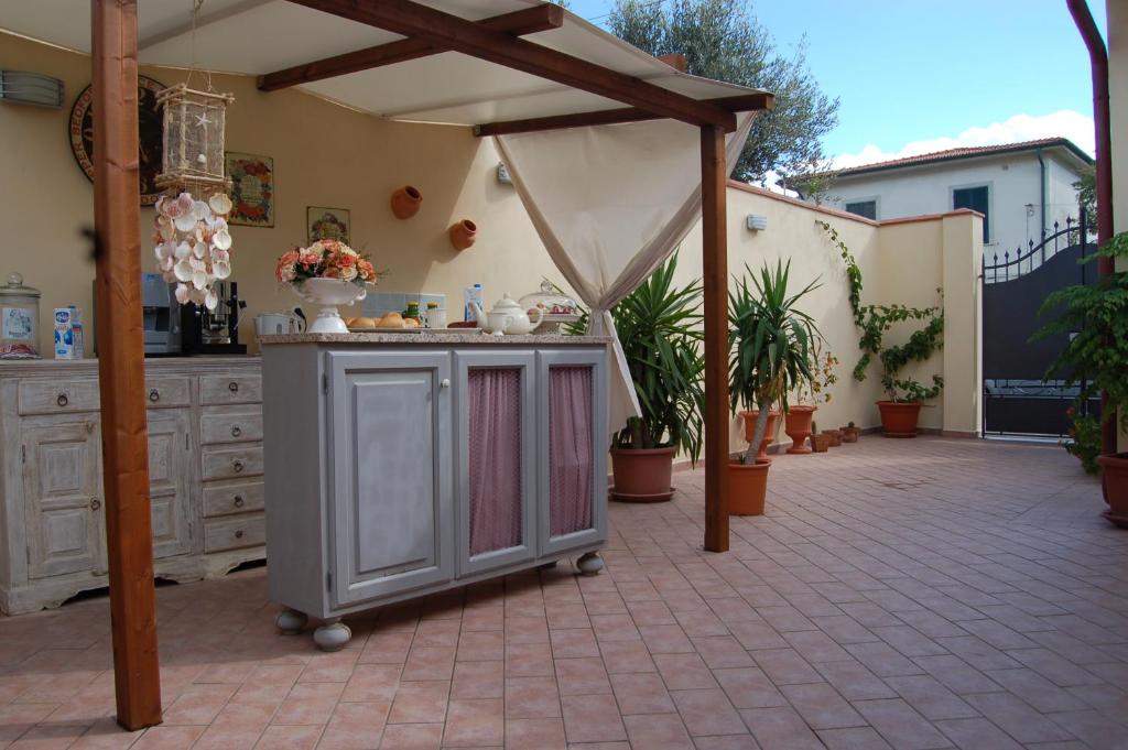 a kitchen with an outdoor island in a patio at La Papaya in Marina di Pisa