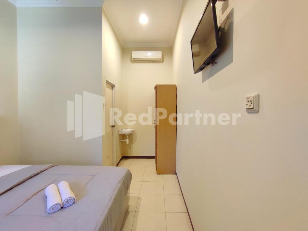 Postel nebo postele na pokoji v ubytování Mutiara Residence Near Simpang Lima Mitra RedDoorz