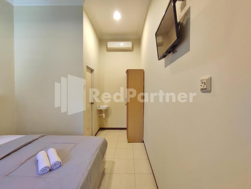 Postel nebo postele na pokoji v ubytování Mutiara Residence Near Simpang Lima Mitra RedDoorz