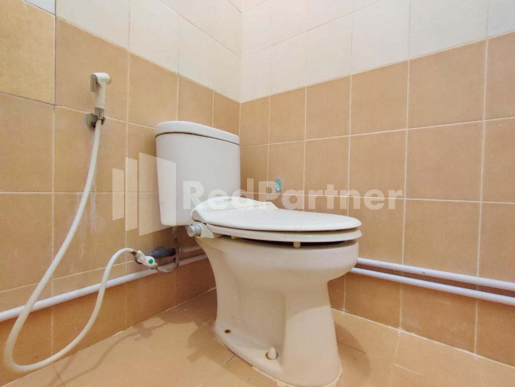 Koupelna v ubytování Mutiara Residence Near Simpang Lima Mitra RedDoorz
