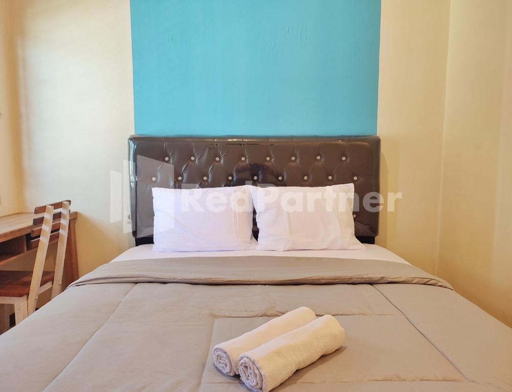 Postel nebo postele na pokoji v ubytování Mutiara Residence Near Simpang Lima Mitra RedDoorz