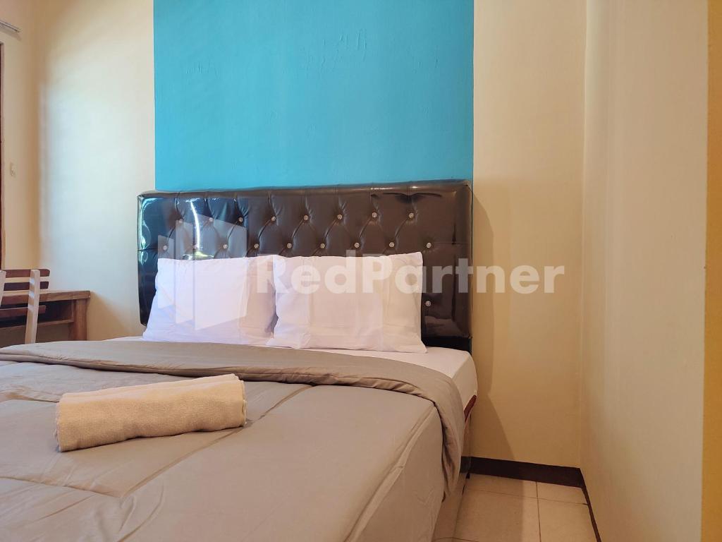 Postel nebo postele na pokoji v ubytování Mutiara Residence Near Simpang Lima Mitra RedDoorz