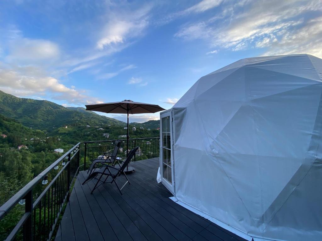 Nespecifikovaný výhled na hory nebo výhled na hory při pohledu z luxury tent