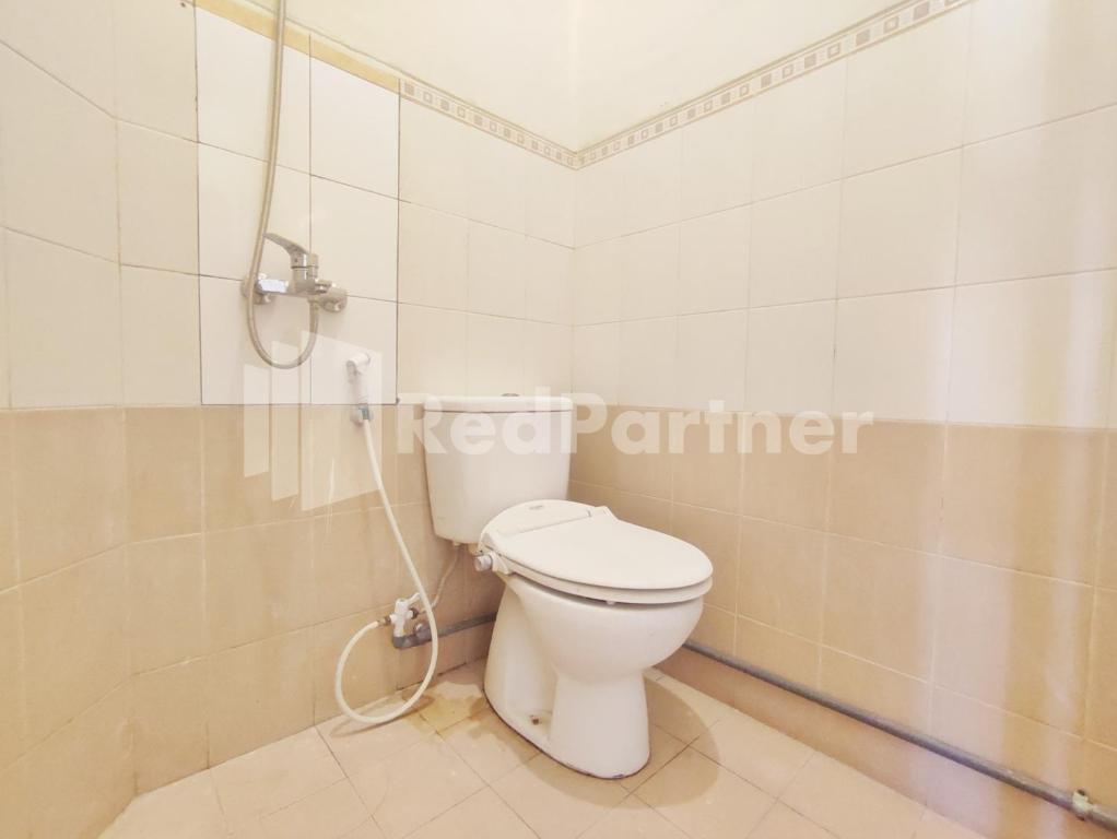 Koupelna v ubytování Mutiara Residence Near Simpang Lima Mitra RedDoorz