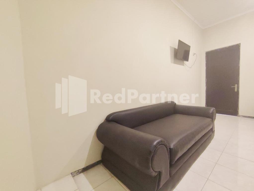 Postel nebo postele na pokoji v ubytování Mutiara Residence Near Simpang Lima Mitra RedDoorz