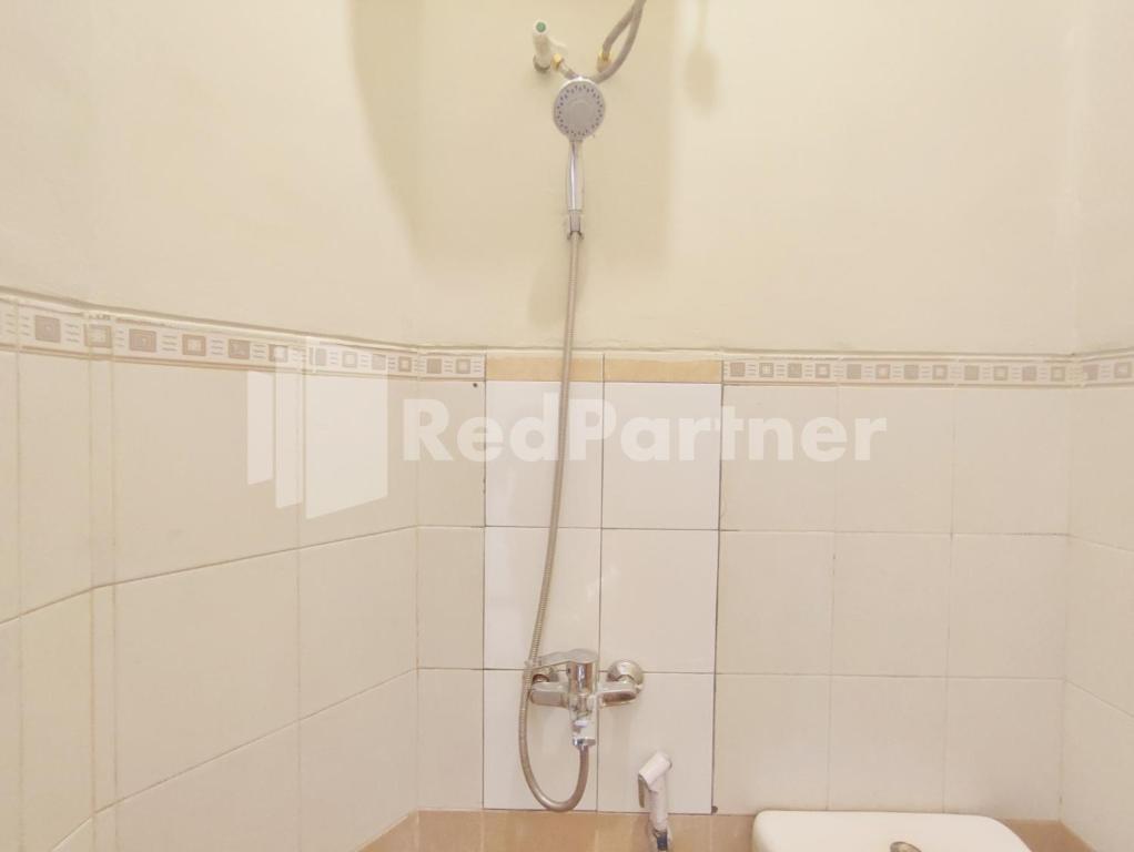 Koupelna v ubytování Mutiara Residence Near Simpang Lima Mitra RedDoorz