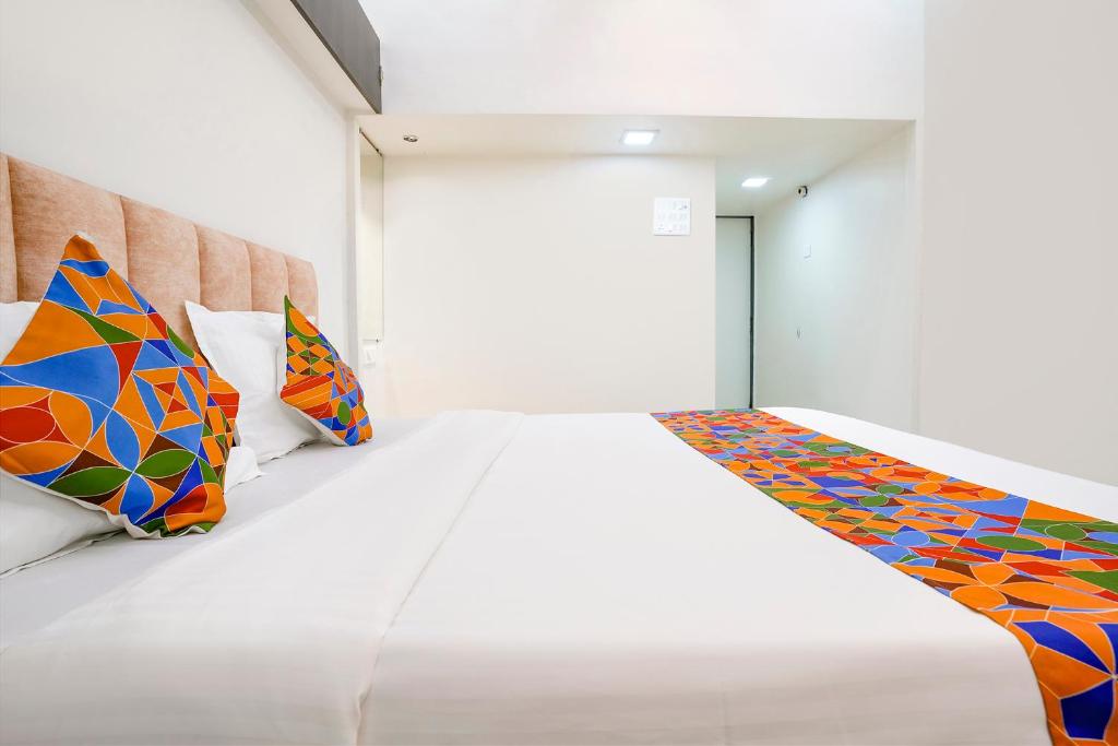 Postel nebo postele na pokoji v ubytování FabHotel Saroj Inn - Mumbai Naka