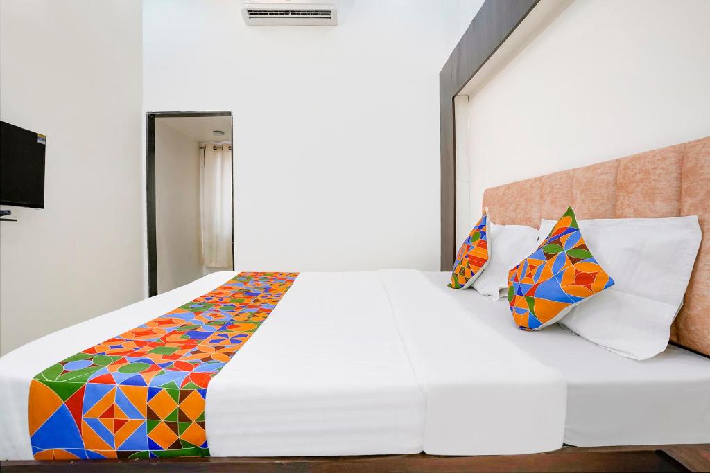 Postel nebo postele na pokoji v ubytování FabHotel Saroj Inn - Mumbai Naka