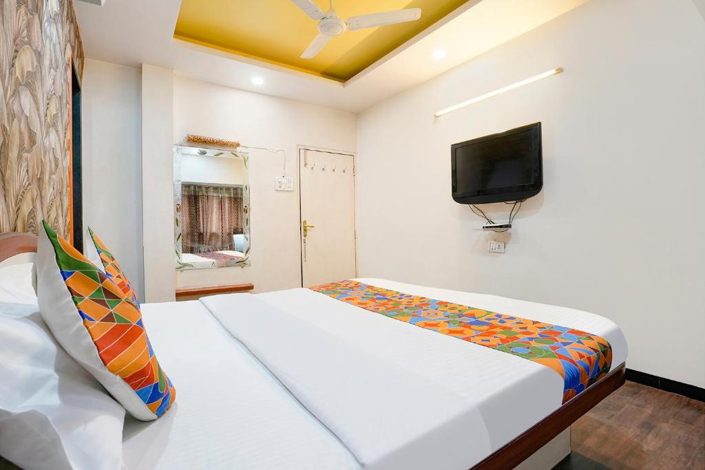 Postel nebo postele na pokoji v ubytování FabHotel Saroj Inn - Mumbai Naka