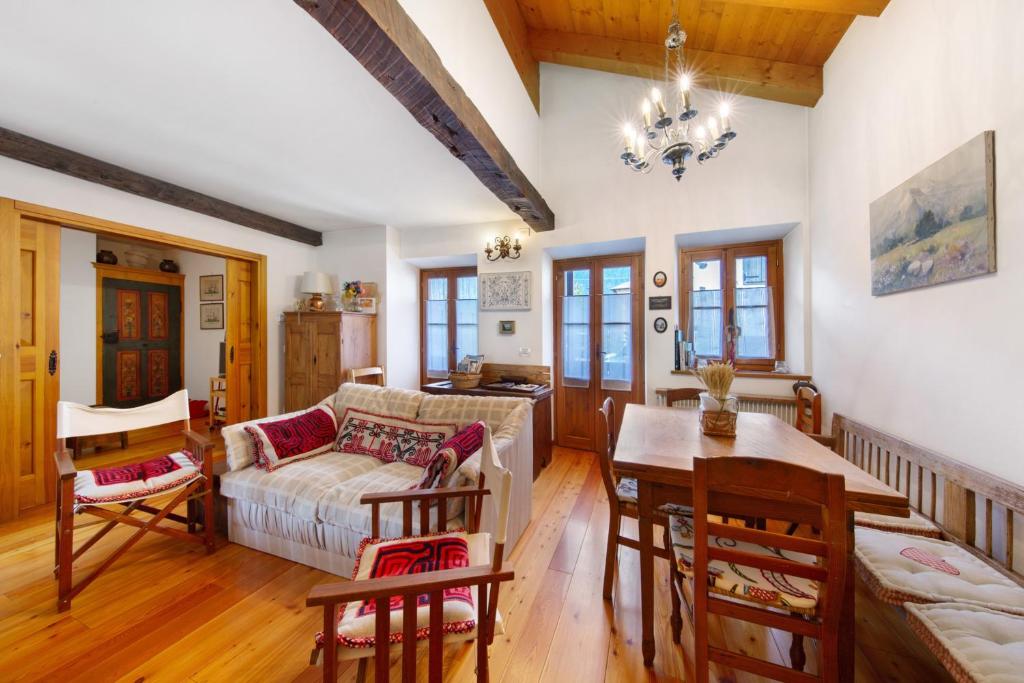 a living room with a couch and a table at Casa San Giovanni 1 a Vinigo in Vinigo