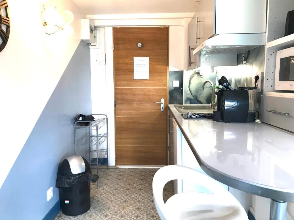 Η κουζίνα ή μικρή κουζίνα στο L'ASTORIA 6 - Centre Ville - Proche des Thermes - Ancien Palace