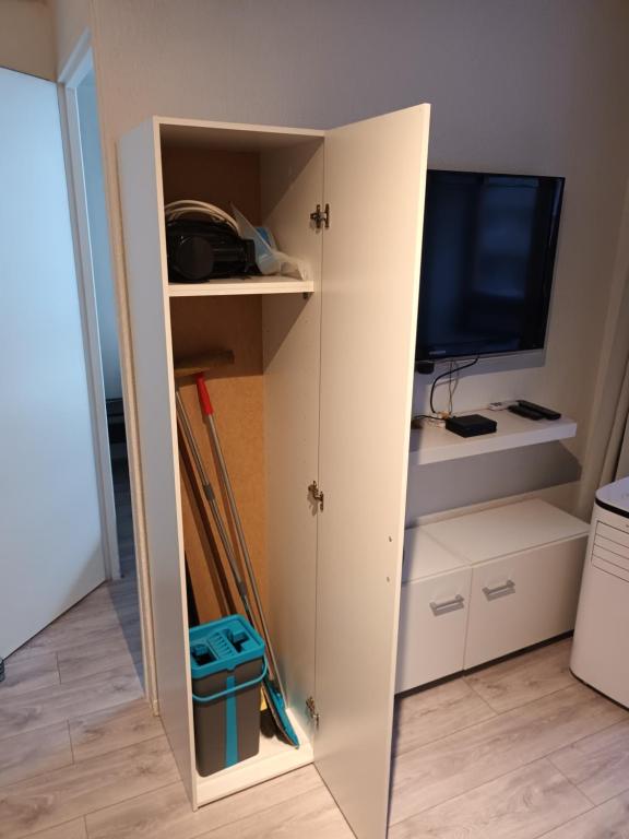 Telewizja i/lub zestaw kina domowego w obiekcie Appartement SAINT CYPRIEN Plage Résidence Les Mas de la Mer
