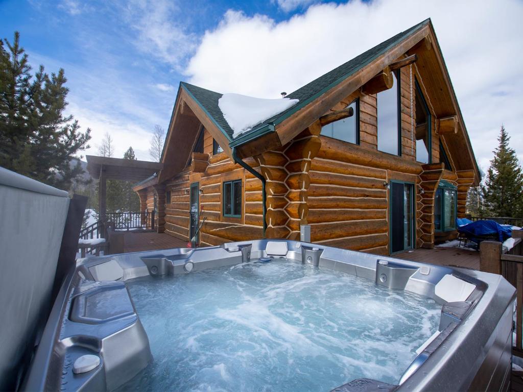 een grote hot tub voor een blokhut bij Miles Behind Log Cabin in Fraser