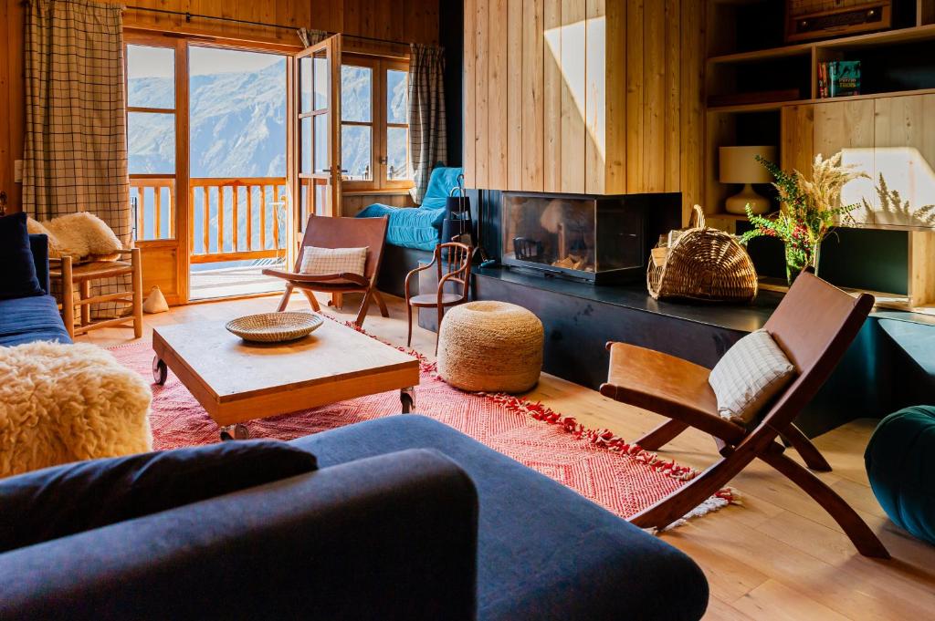 un salon avec un canapé et une table dans l'établissement l'Igloo, à Villard-Reculas