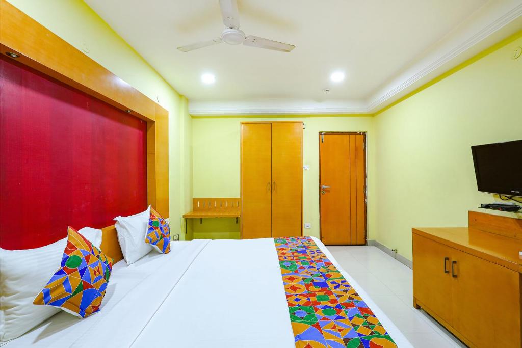 Postel nebo postele na pokoji v ubytování Fabhotel Prime Mahalaya Residency - Nr Pallavaram Railway Station