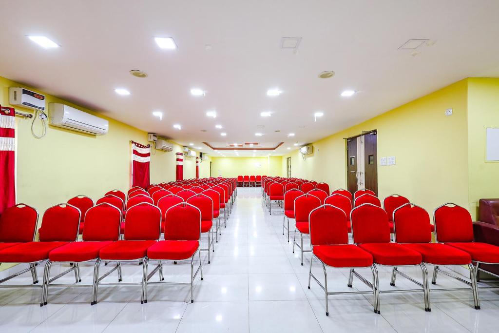 Posezení v ubytování Fabhotel Prime Mahalaya Residency - Nr Pallavaram Railway Station