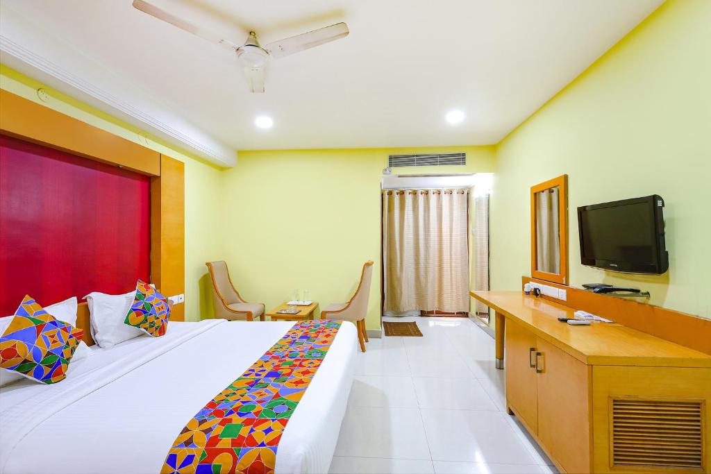 TV a/nebo společenská místnost v ubytování Fabhotel Prime Mahalaya Residency - Nr Pallavaram Railway Station
