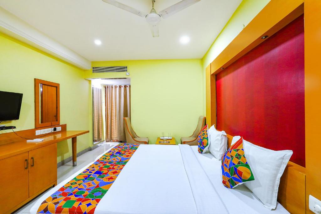 Postel nebo postele na pokoji v ubytování Fabhotel Prime Mahalaya Residency - Nr Pallavaram Railway Station