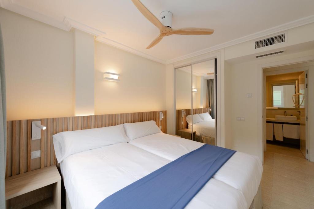 Posteľ alebo postele v izbe v ubytovaní Hotel El Pinar