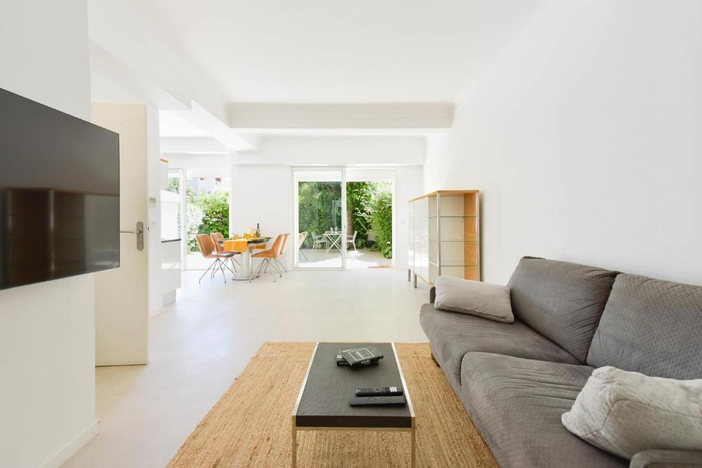 un salon avec un canapé et une table dans l'établissement First floor apartment walk to beach garage, à Cannes