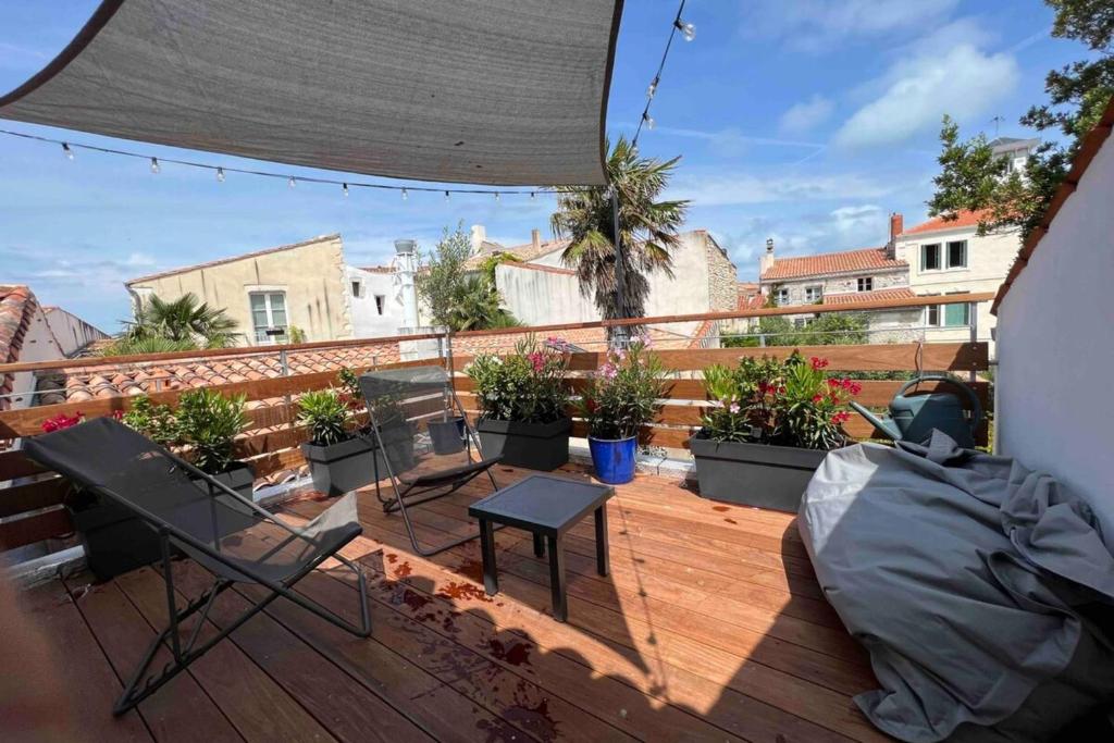 d'un balcon avec des chaises et des plantes en pot. dans l'établissement T3 on the port with rooftop and parking, à Saint-Martin-de-Ré