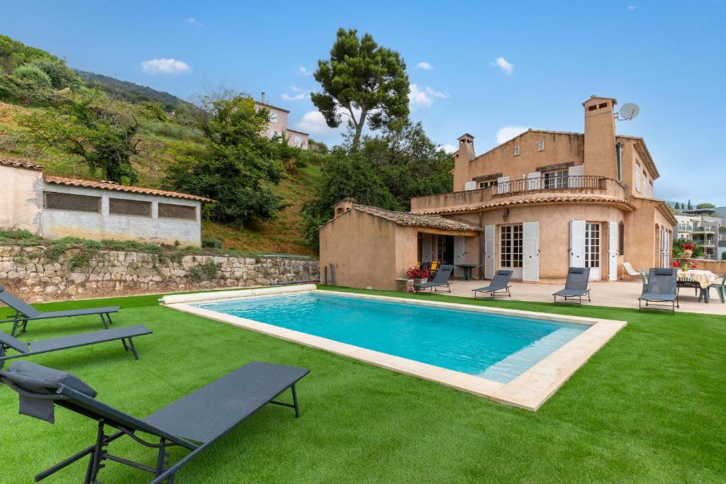 une villa avec piscine devant une maison dans l'établissement Happyfew La villa Gattieres, à Gattières