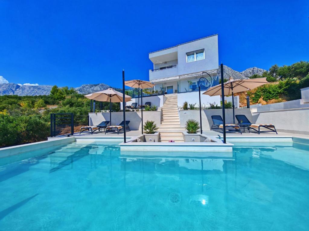 Bazén v ubytovaní Luxury Holiday Home Dioniz alebo v jeho blízkosti