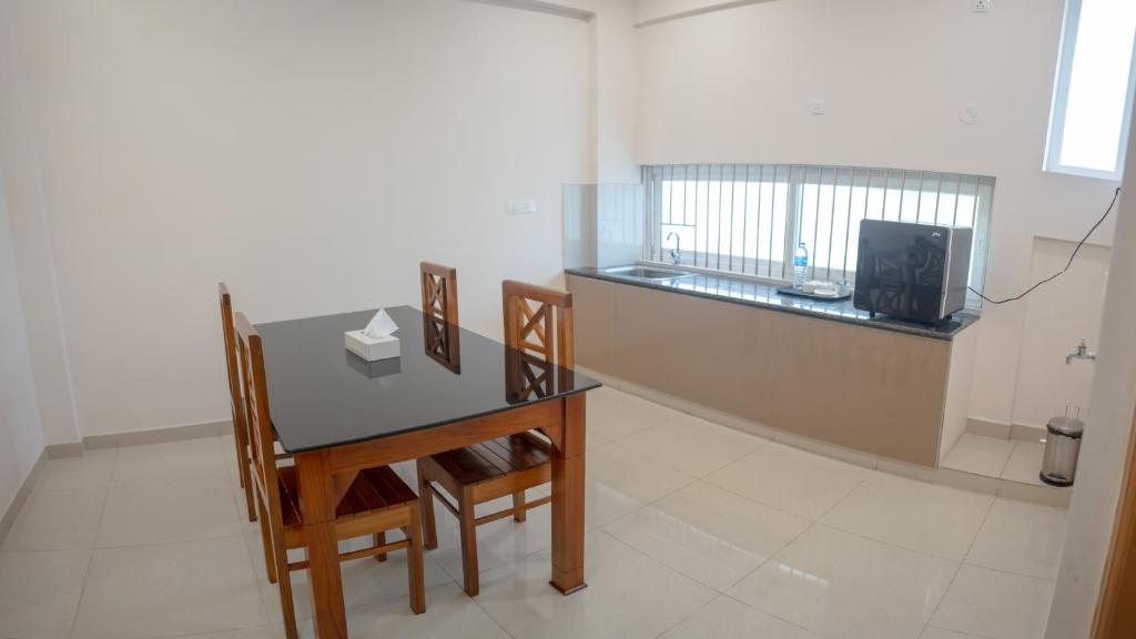 Kuchyň nebo kuchyňský kout v ubytování Daffodils Luxury Airport Suites