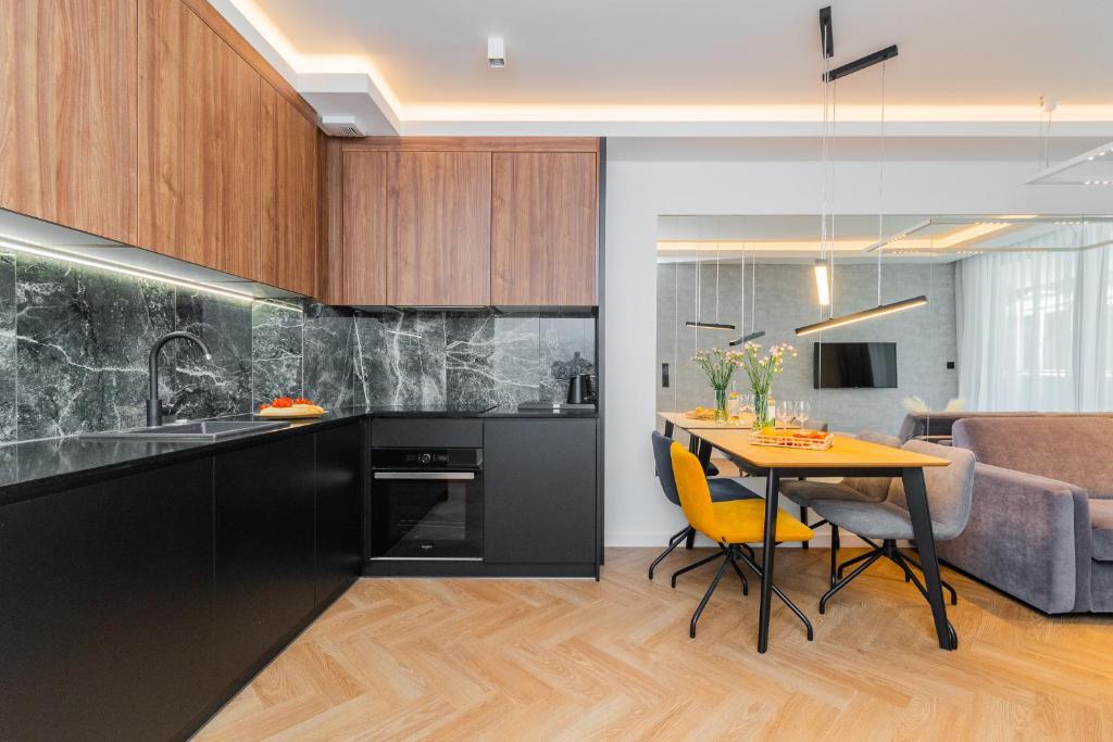 una cucina con un tavolo e una sala da pranzo di Apartament Prywatny w Stegnie na ulicy Brzozowej 6 na I piętrze a Stegna
