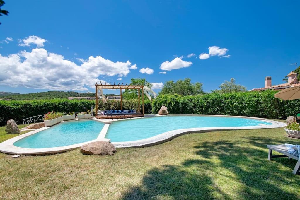 Bazén v ubytování Villa con piscina e giardino nebo v jeho okolí
