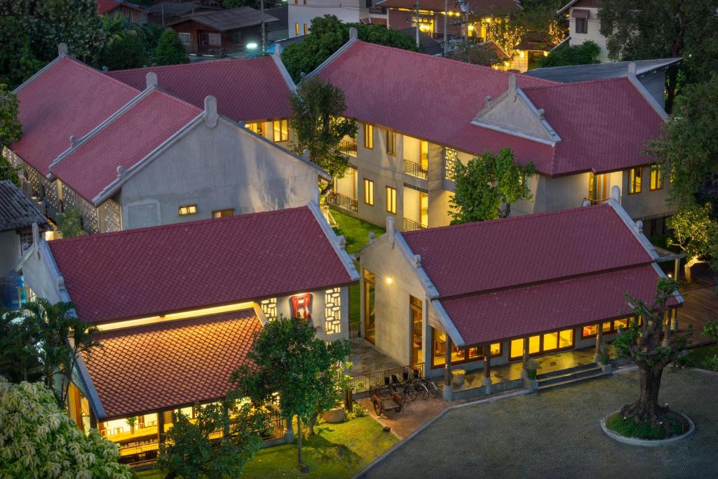 una vista aérea de un edificio con techos morados en Chu Hotel en Chiang Mai