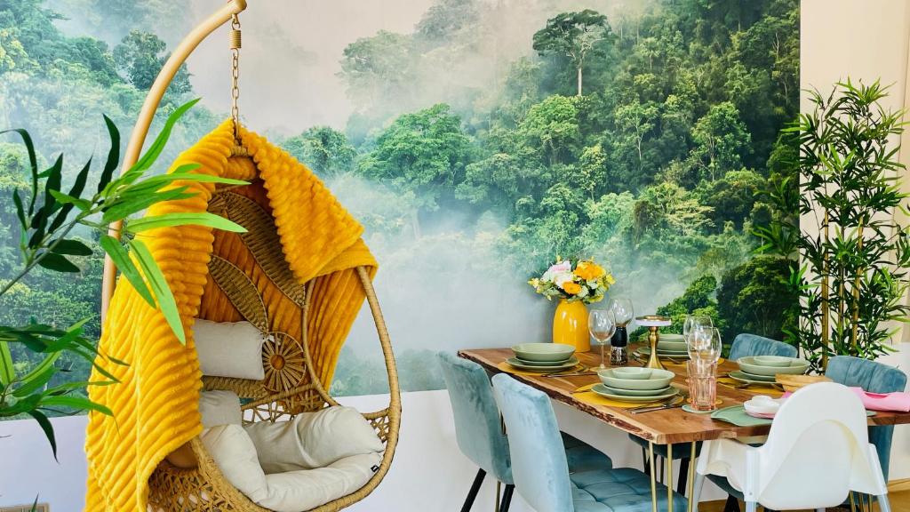 シュヴェリーンにあるFeWoZauber - Domschloss, Zentrum, 6 Personen, Business, Dachterrasse, Familienのテーブルとスイングチェアのあるダイニングルーム