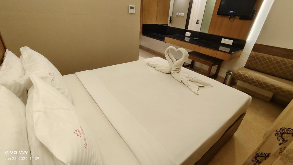 Postel nebo postele na pokoji v ubytování Hotel Roopa