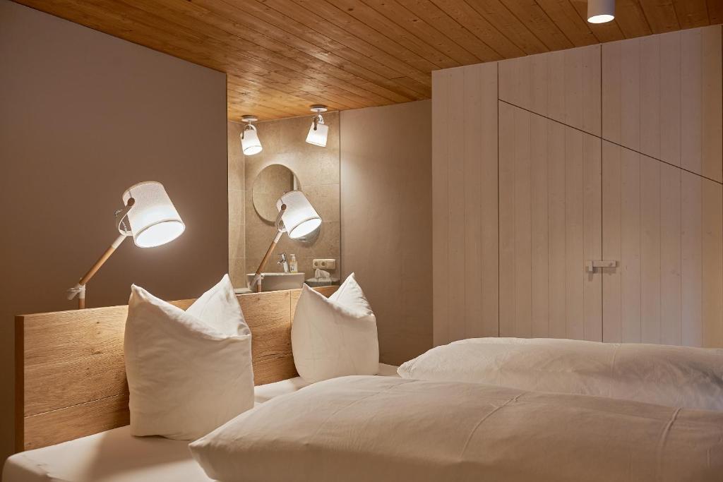 Postel nebo postele na pokoji v ubytování Hotel Rössle
