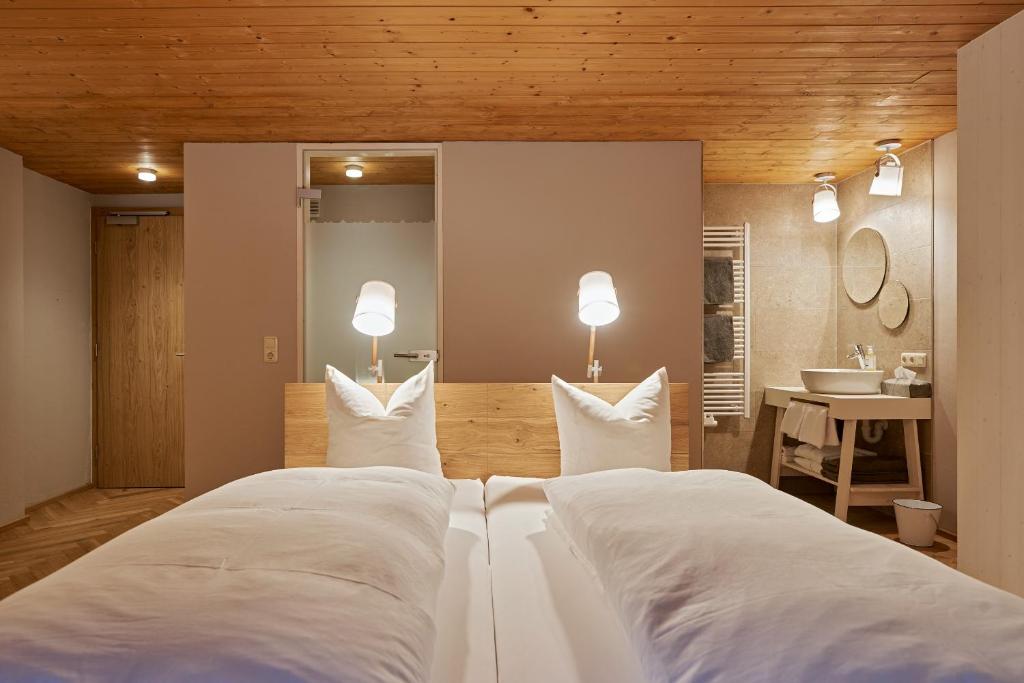 Postel nebo postele na pokoji v ubytování Hotel Rössle