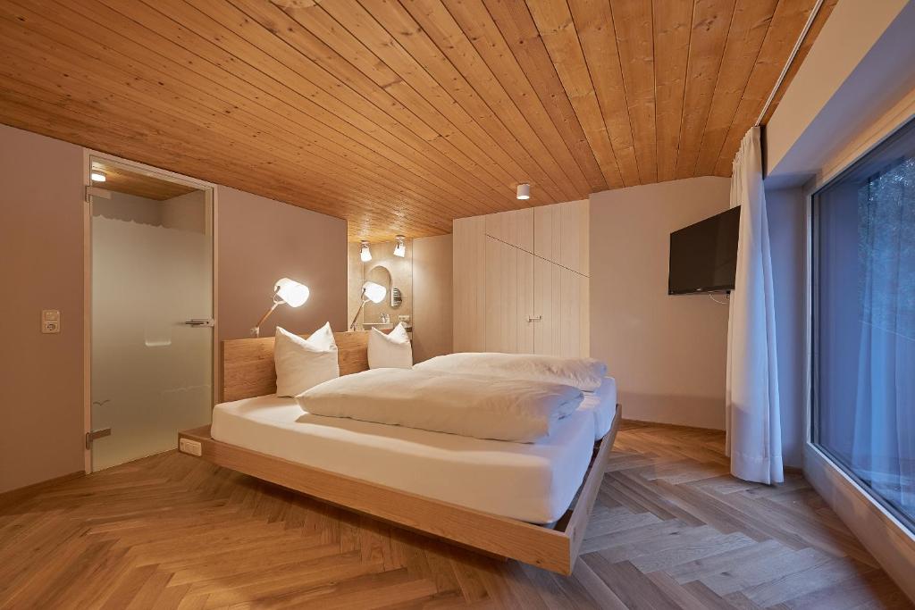 Postel nebo postele na pokoji v ubytování Hotel Rössle