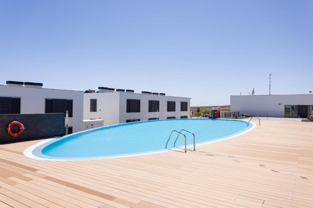 AbadesにあるLuxury Alegranza with poolの大型スイミングプール