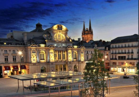 un grand bâtiment avec une tour de l'horloge et une cathédrale dans l'établissement City center Quiet Studio, à Angers
