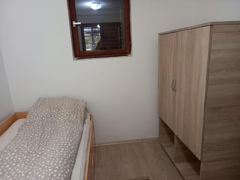 Postel nebo postele na pokoji v ubytování Apartman medju borovima 2
