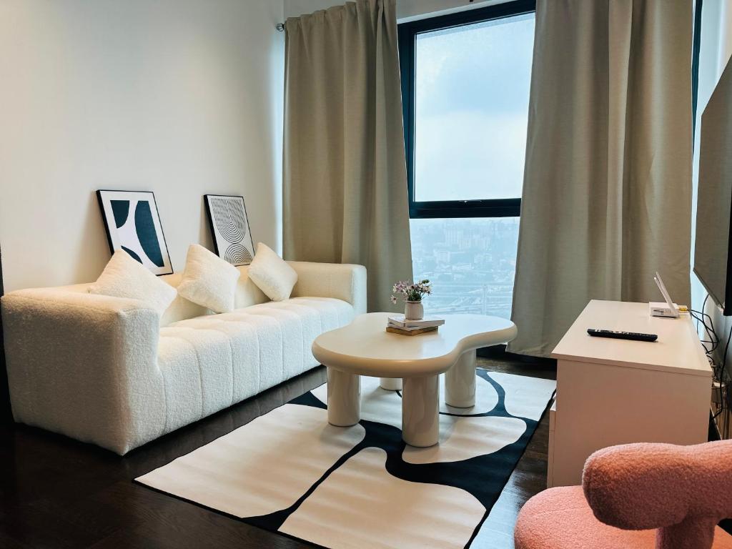 Χώρος καθιστικού στο V Residence Suites-27