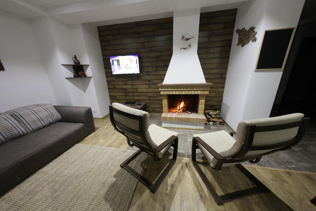 Гостиная зона в Mountain Cricket Chalets and Apartments Gudauri