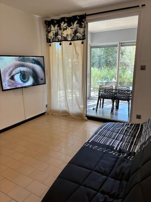 une chambre avec un grand œil sur le mur dans l'établissement CAP proche naturiste, au Cap d'Agde