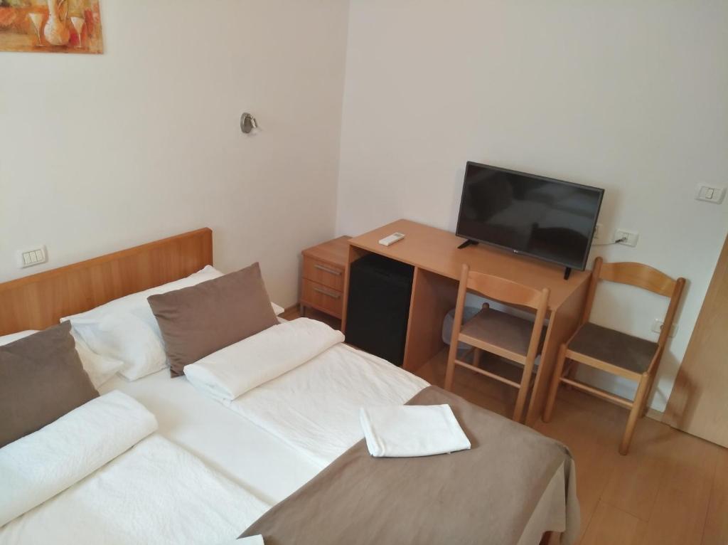 TV a/nebo společenská místnost v ubytování Garni Hotel Keltika