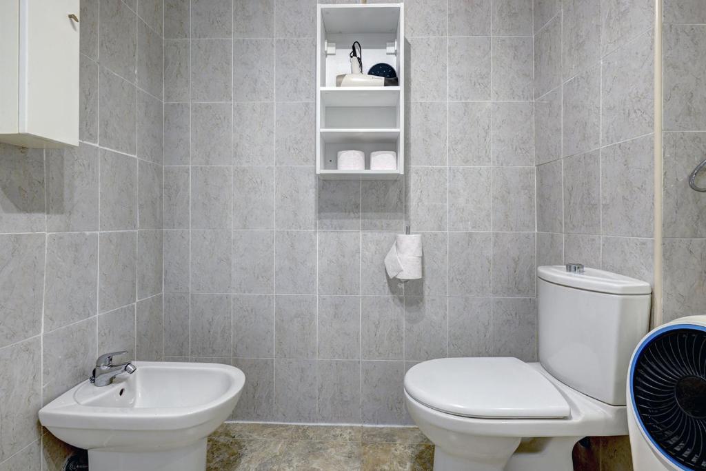 Kúpeľňa v ubytovaní Marbella Sleeps 8 Aircon Secure underground parking Free Netflix Fast internet